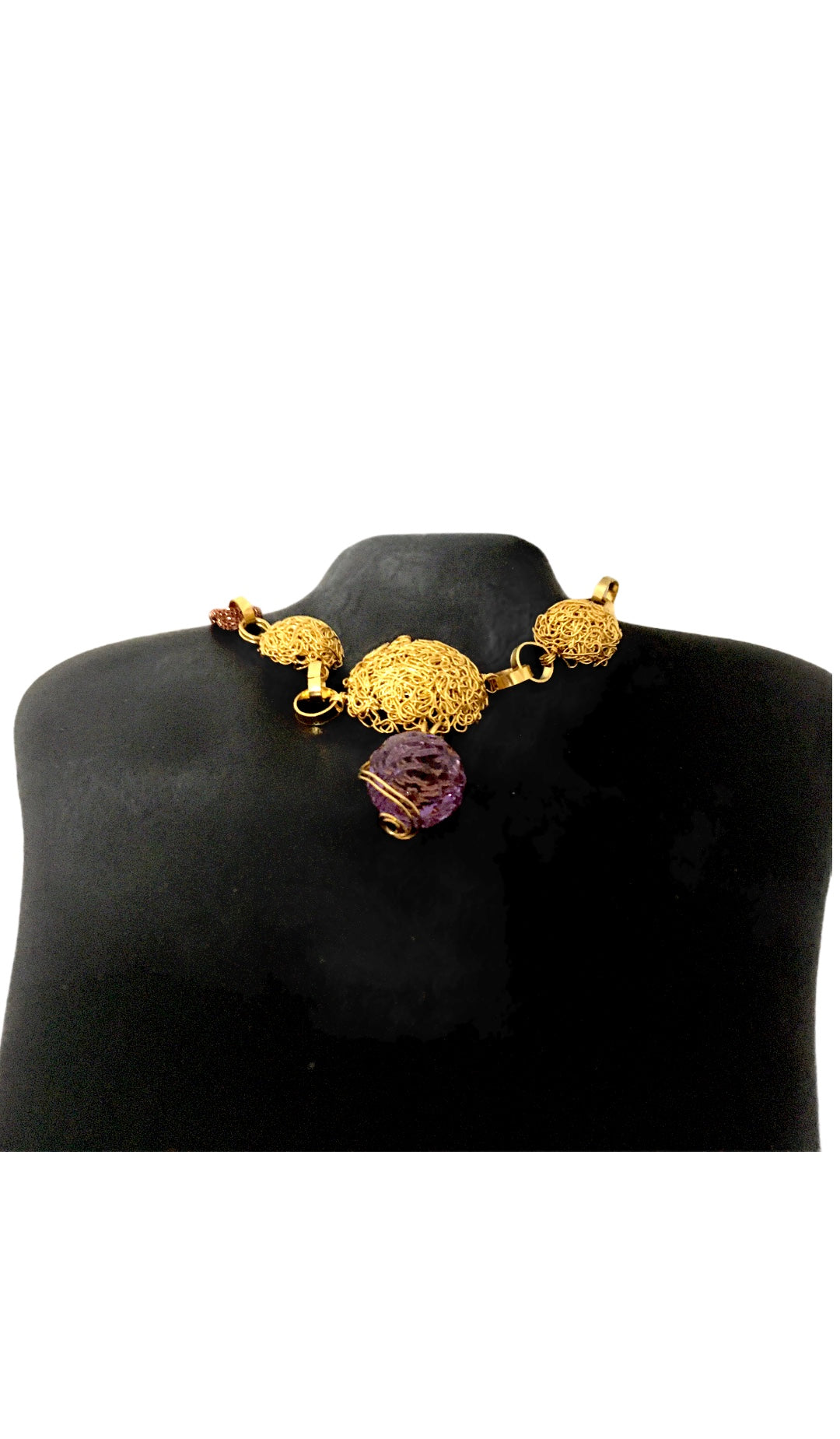 Collar Galaxia Violeta - Collar de diseño exclusivo con cristales de Swarovsk y esferas doradas-Diseño Contemporáneo y sofisticado