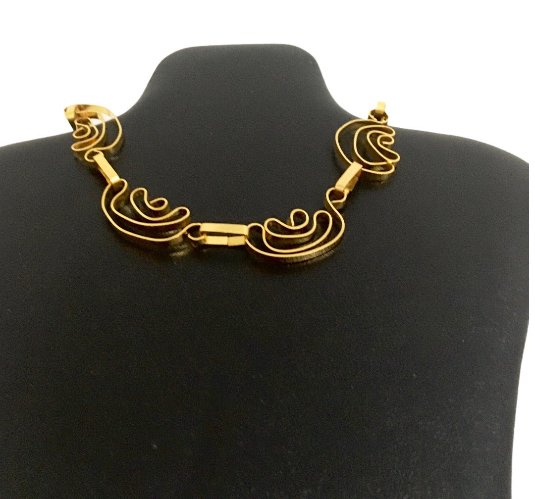 Collar escultural único en cinta de cobre con baño de oro – Joyería artesanal orgánica -