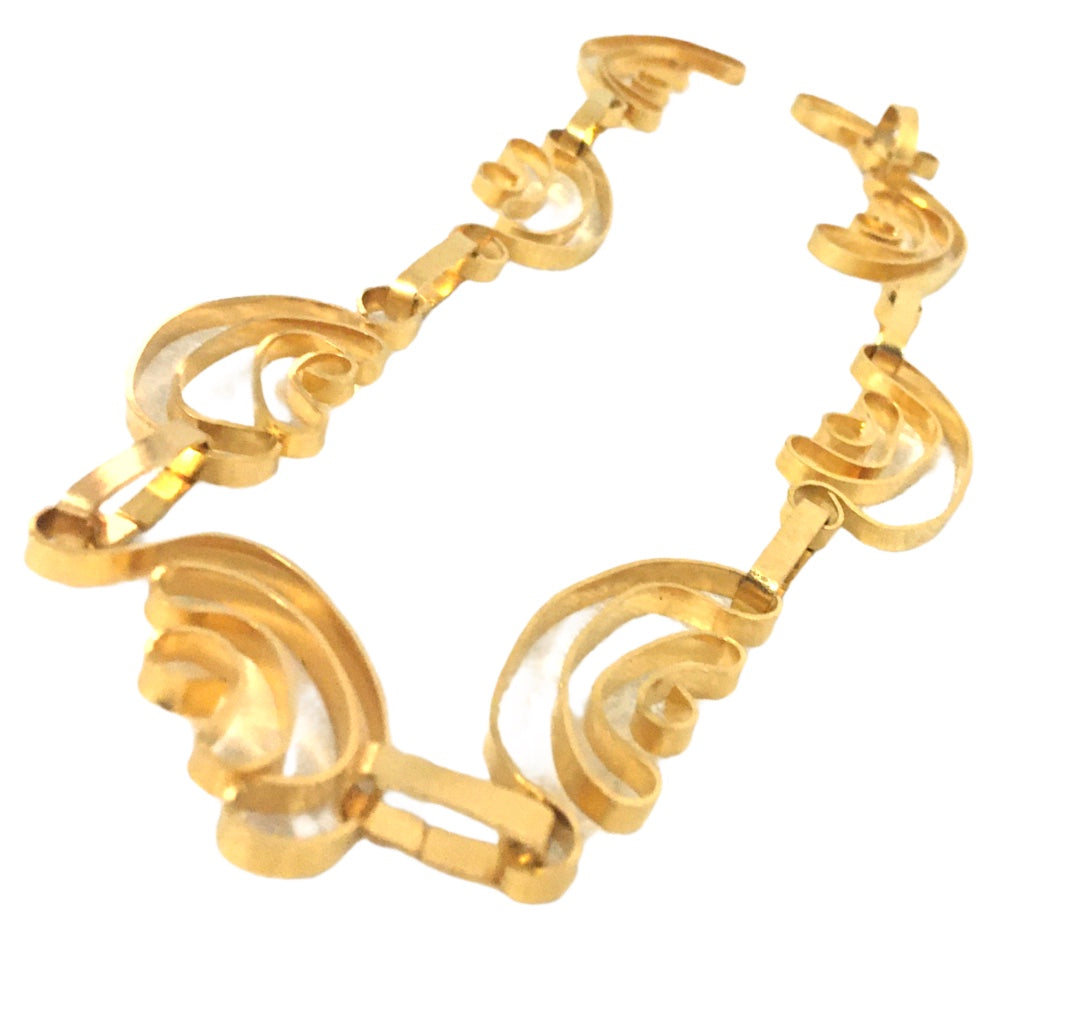 Collar escultural único en cinta de cobre con baño de oro – Joyería artesanal orgánica -