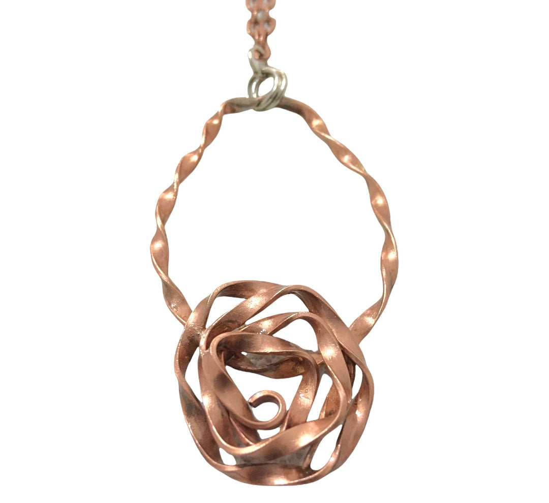 Collar Rosa Abstracta Con Dije Colgante en Cobre - Joyería Artesanal Hecha a mano Exclusiva