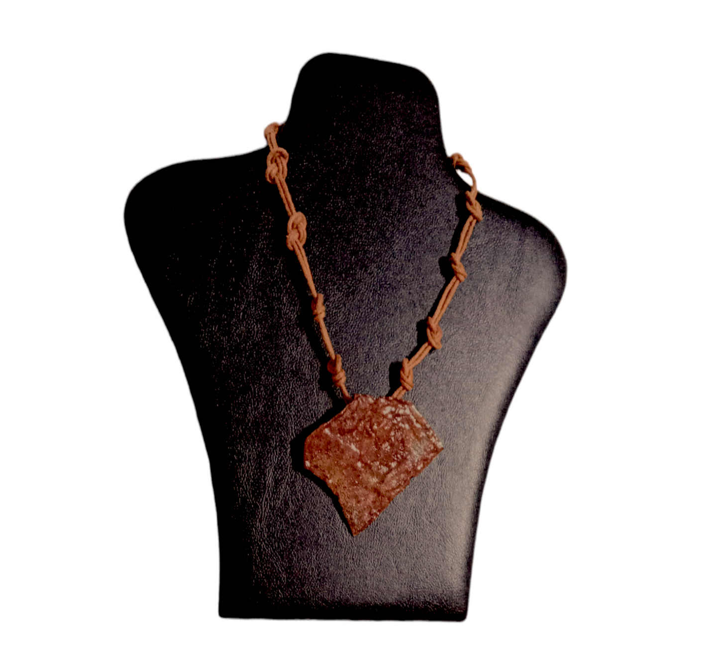 Collar con dije de cobre, pátina oxidada, baño de laca e hilo encerado – Joyería artesanal única-