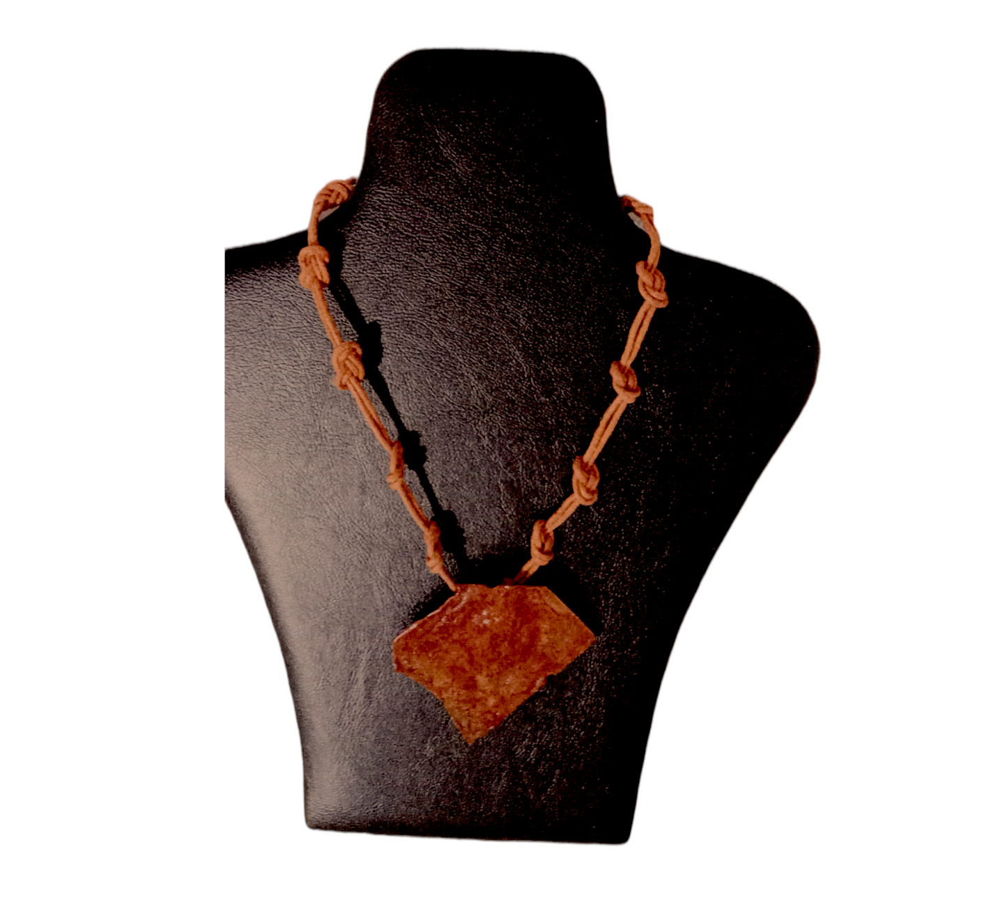 Collar con dije de cobre, pátina oxidada, baño de laca e hilo encerado – Joyería artesanal única-
