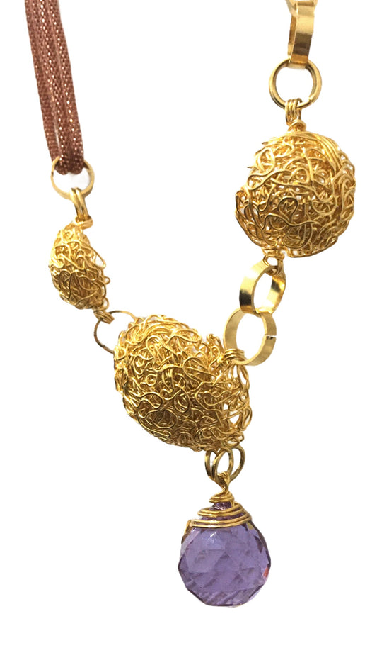 Collar Galaxia Violeta - Collar de diseño exclusivo con cristales de Swarovsk y esferas doradas-Diseño Contemporáneo y sofisticado