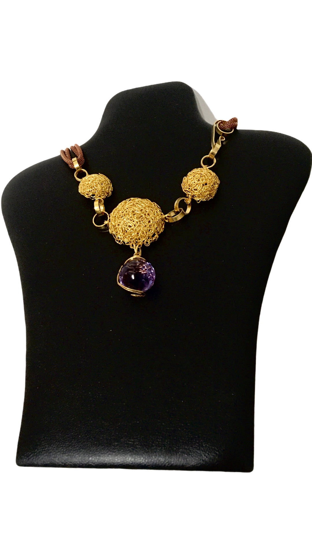Collar Galaxia Violeta - Collar de diseño exclusivo con cristales de Swarovsk y esferas doradas-Diseño Contemporáneo y sofisticado