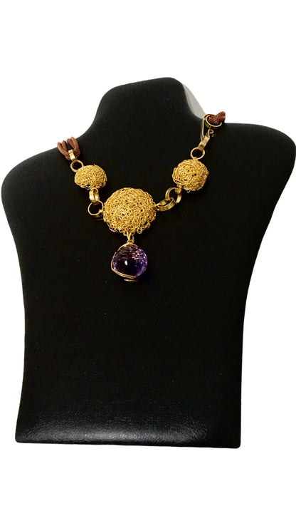 Collar Galaxia Violeta - Collar de diseño exclusivo con cristales de Swarovsk y esferas doradas-Diseño Contemporáneo y sofisticado