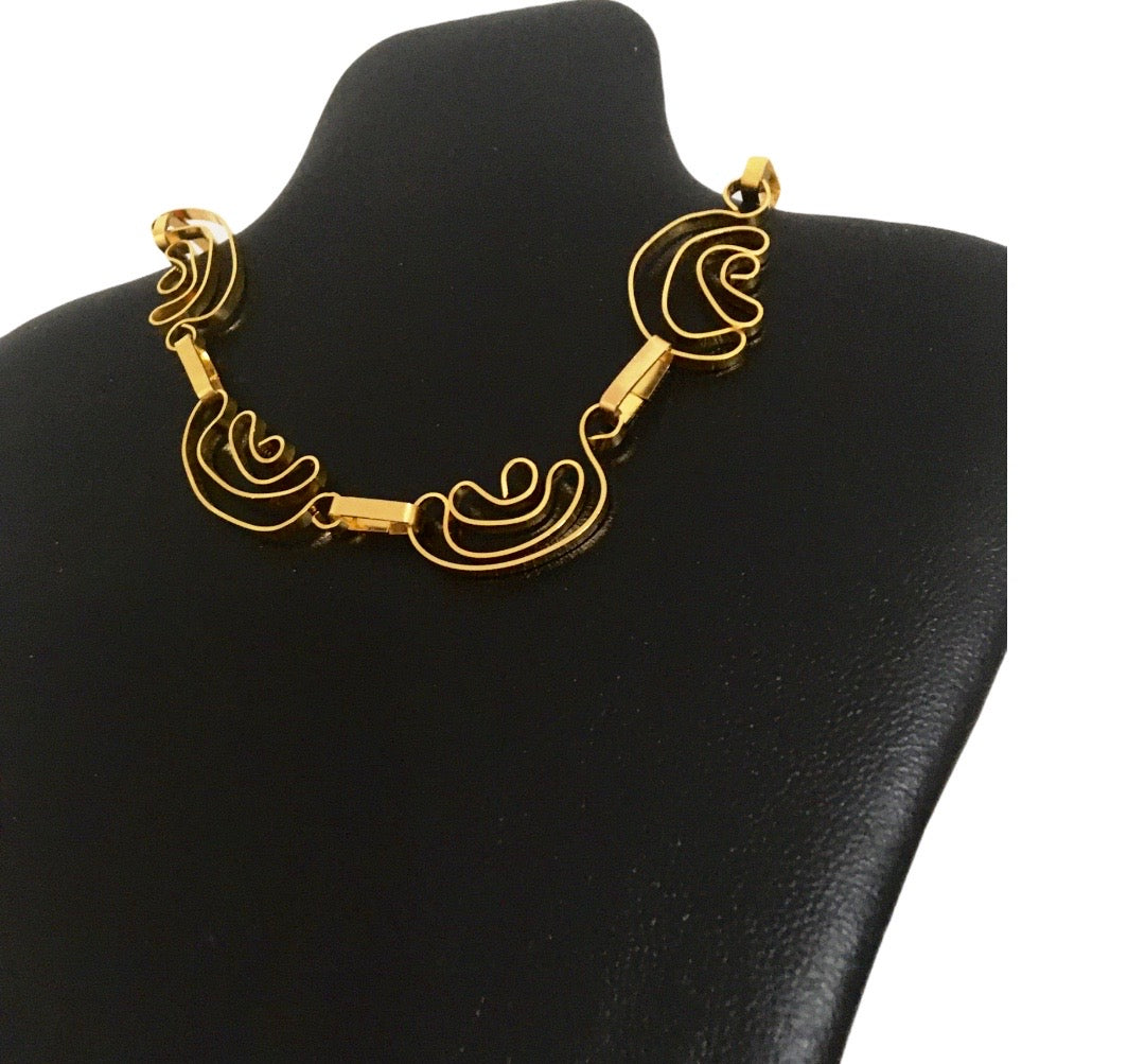 Collar escultural único en cinta de cobre con baño de oro – Joyería artesanal orgánica -