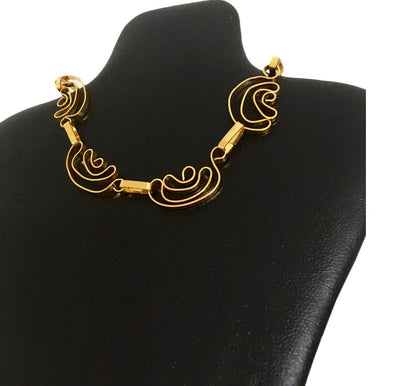 Collar escultural único en cinta de cobre con baño de oro – Joyería artesanal orgánica -