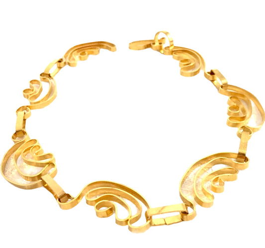 Collar escultural único en cinta de cobre con baño de oro – Joyería artesanal orgánica -