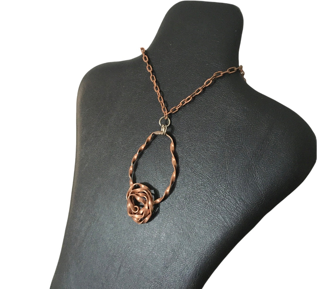 Collar Rosa Abstracta Con Dije Colgante en Cobre - Joyería Artesanal Hecha a mano Exclusiva