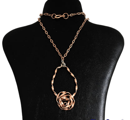 Collar Rosa Abstracta Con Dije Colgante en Cobre - Joyería Artesanal Hecha a mano Exclusiva