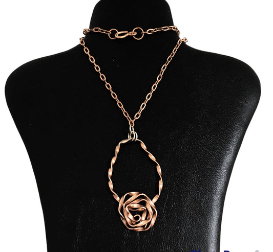Collar Rosa Abstracta Con Dije Colgante en Cobre - Joyería Artesanal Hecha a mano Exclusiva