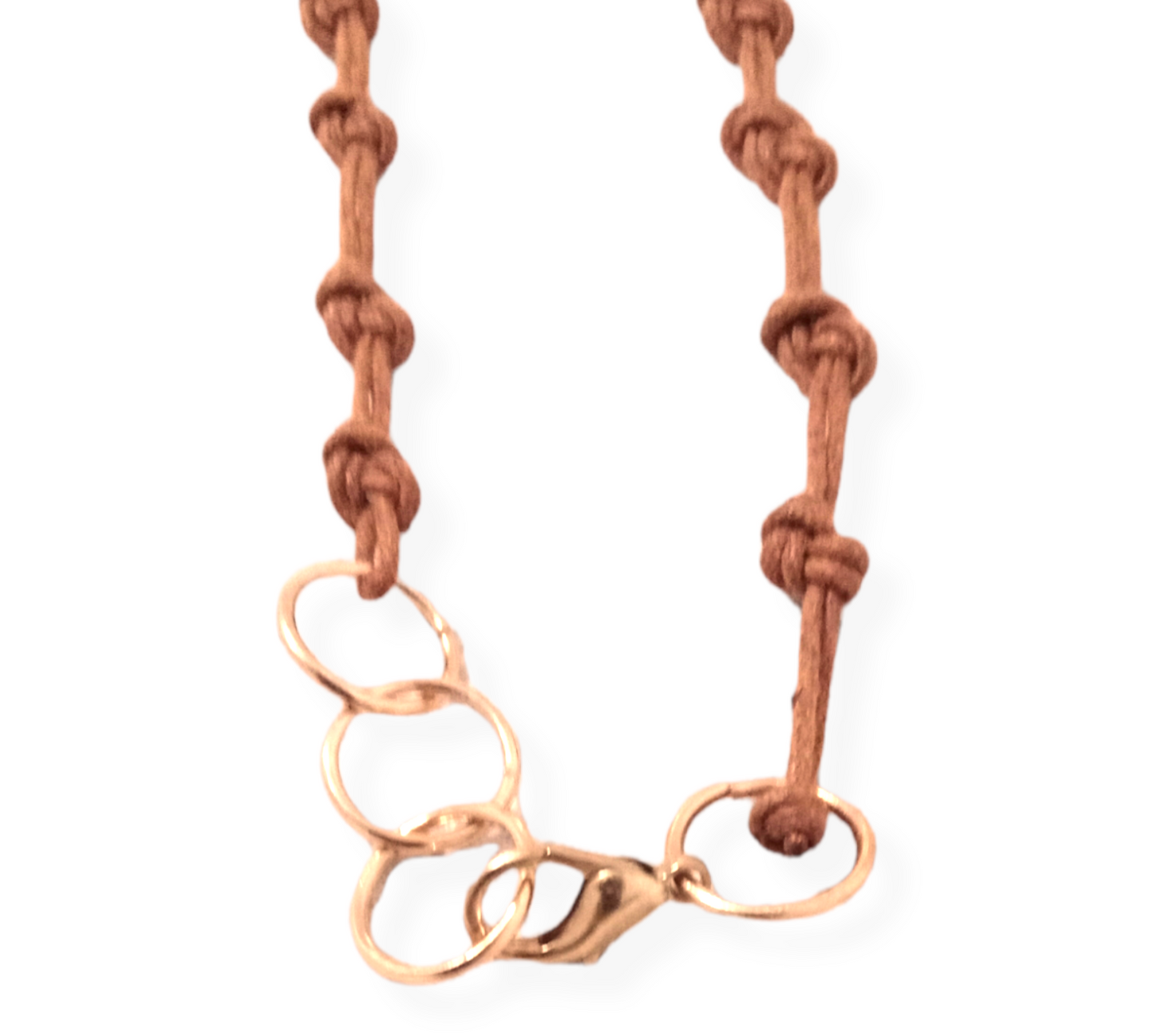 Collar con dije de cobre, pátina oxidada, baño de laca e hilo encerado – Joyería artesanal única-