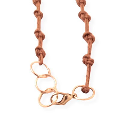 Collar con dije de cobre, pátina oxidada, baño de laca e hilo encerado – Joyería artesanal única-