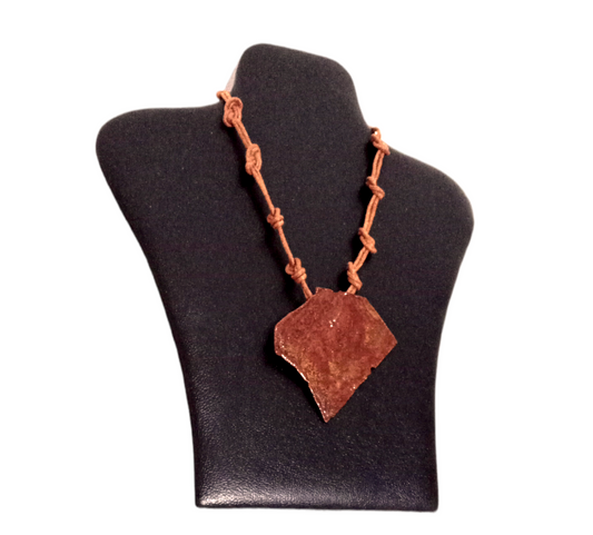 Collar con dije de cobre, pátina oxidada, baño de laca e hilo encerado – Joyería artesanal única-