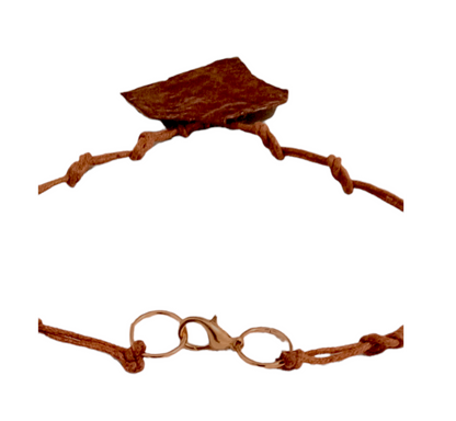 Collar con dije de cobre, pátina oxidada, baño de laca e hilo encerado – Joyería artesanal única-